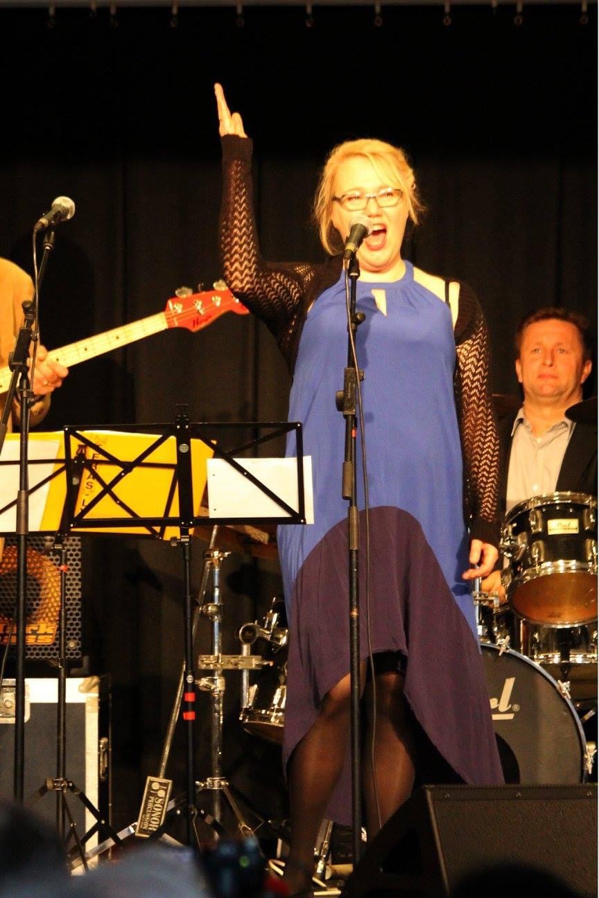 TSK juhlakonsertti Ruusukorttelissa, laulaja innostui ylä-äänellä 