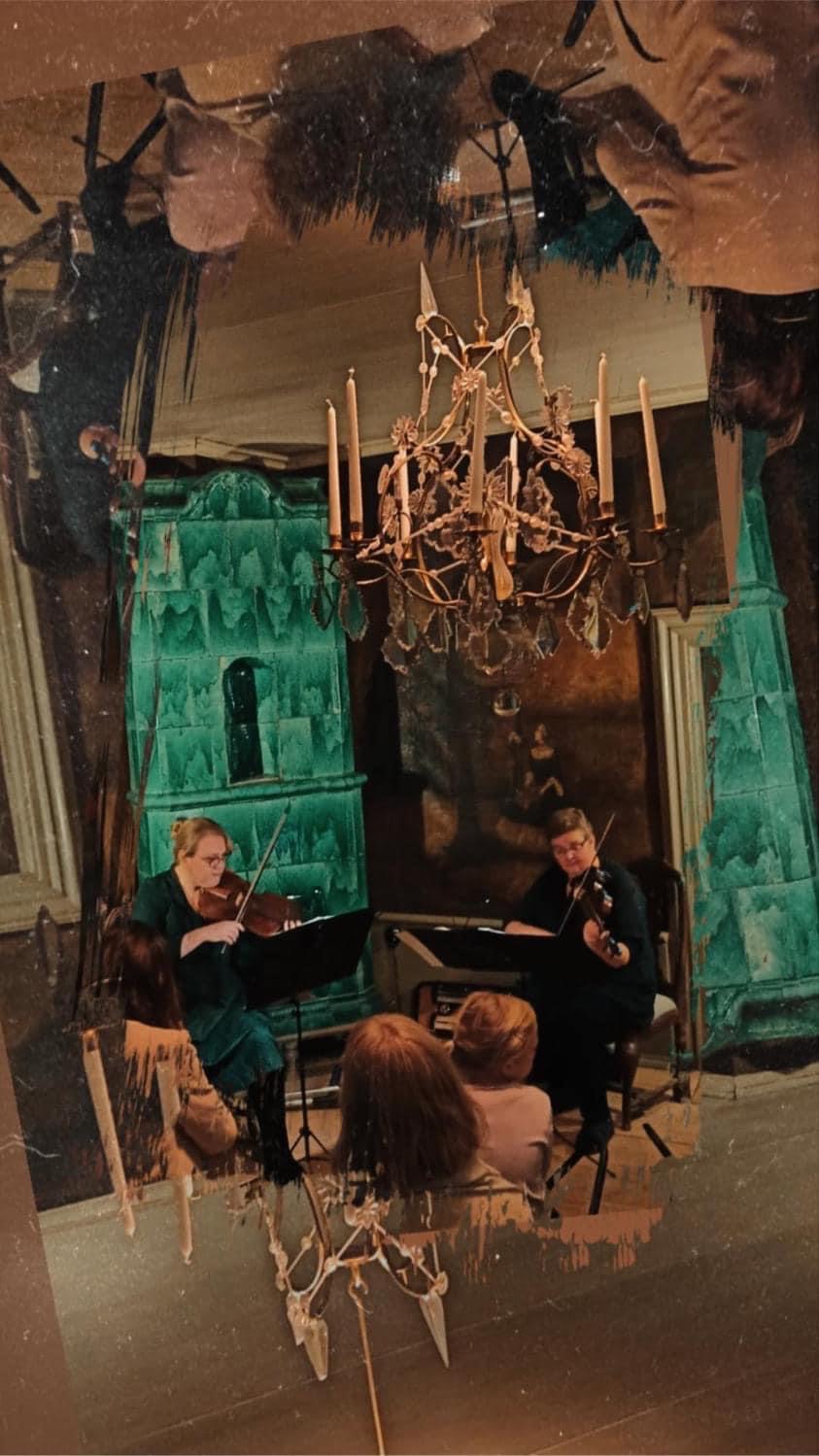 Barokkiviulistit Katriina Rainio ja Virve Niemeläinen Qwenselin talossa kamarissa 30.9.2023, Turun Apteekkimuseo